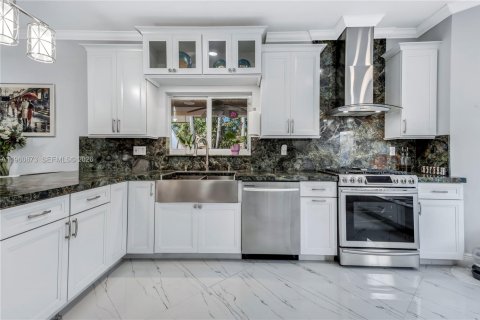 Купить виллу или дом в Майами, Флорида 4 спальни, 230.58м2, № 2022060 - фото 15