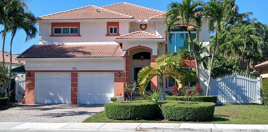 House in Miami, Florida 4 bedrooms, 230.58 sq.m. № 2022060