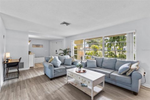 House in Sarasota, Florida 3 bedrooms, 179.86 sq.m. № 2309887 - photo 9