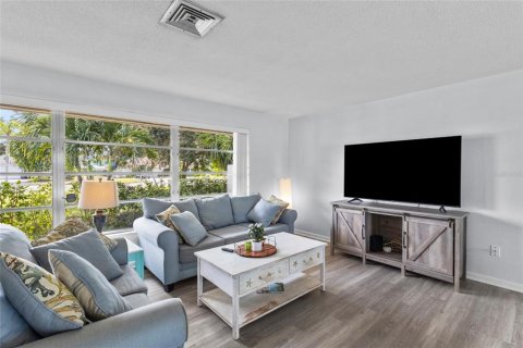 House in Sarasota, Florida 3 bedrooms, 179.86 sq.m. № 2309887 - photo 10
