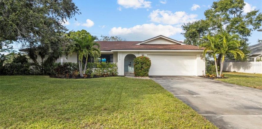 House in Sarasota, Florida 3 bedrooms, 179.86 sq.m. № 2309887