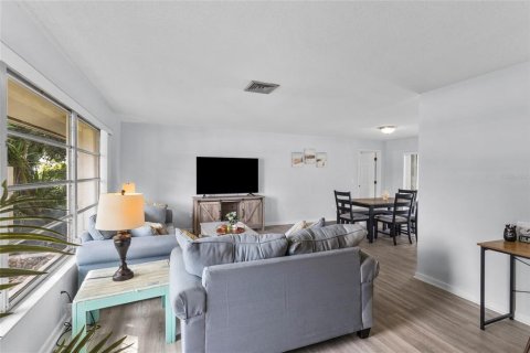 House in Sarasota, Florida 3 bedrooms, 179.86 sq.m. № 2309887 - photo 11