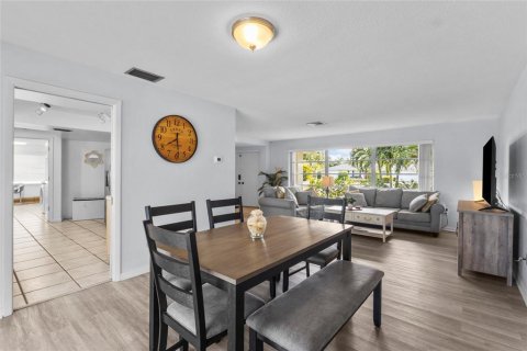 House in Sarasota, Florida 3 bedrooms, 179.86 sq.m. № 2309887 - photo 12