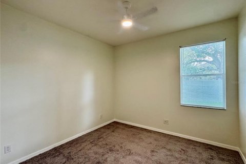 House in Temple Terrace, Florida 3 bedrooms, 157.1 sq.m. № 2258392 - photo 11