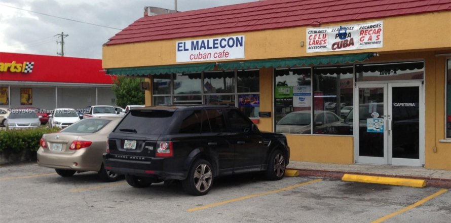 Commercial property in Hialeah, Florida № 1935284