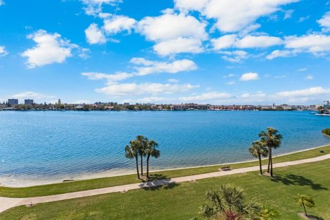 Copropriété à vendre à Saint Pete Beach, Floride: 2 chambres, 120.77 m2 № 1719576 - photo 1