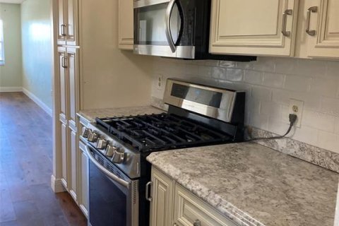 Condo in Saint Petersburg, Florida, 2 bedrooms  № 2101820 - photo 12