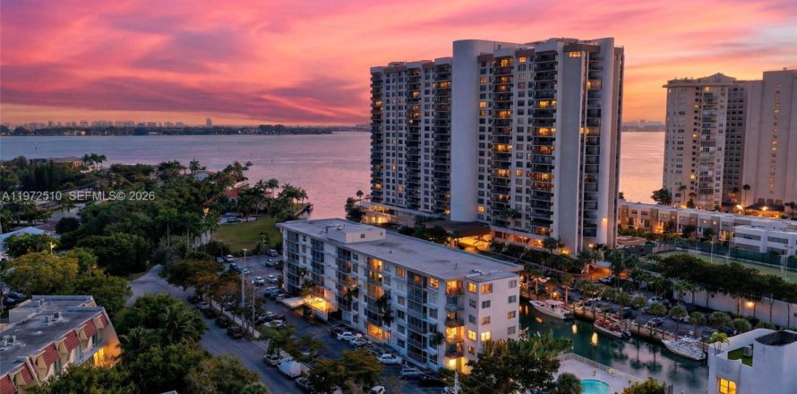 Condominio en Miami, Florida, 2 dormitorios  № 2033466