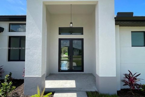 House in Cape Coral, Florida 3 bedrooms, 179.39 sq.m. № 1821653 - photo 2