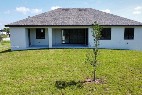 House in Cape Coral, Florida 3 bedrooms, 179.39 sq.m. № 1821653 - photo 14