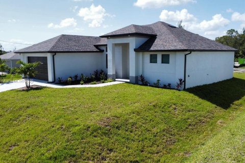 House in Cape Coral, Florida 3 bedrooms, 179.39 sq.m. № 1821653 - photo 3