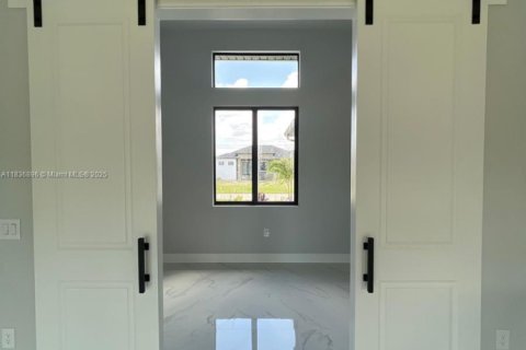 House in Cape Coral, Florida 3 bedrooms, 179.39 sq.m. № 1821653 - photo 7