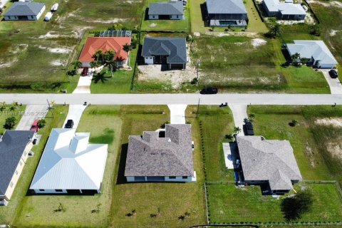 House in Cape Coral, Florida 3 bedrooms, 179.39 sq.m. № 1821653 - photo 15