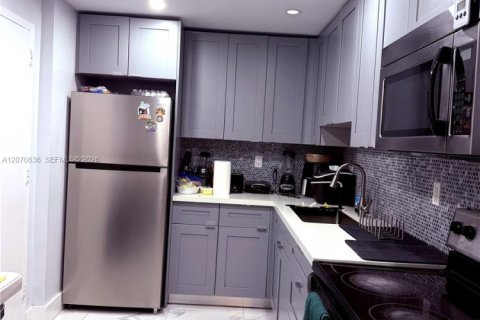 Condo à North Miami, Floride, 2 chambres  № 2303603