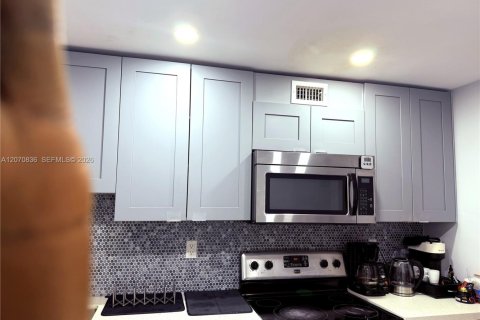 Copropriété à louer à North Miami, Floride: 2 chambres, 95.04 m2 № 2303603 - photo 2