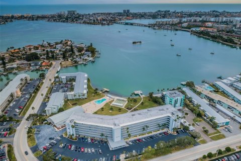 Condo in South Pasadena, Florida, 2 bedrooms  № 1043283 - photo 1