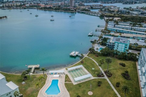 Condo in South Pasadena, Florida, 2 bedrooms  № 1043283 - photo 11