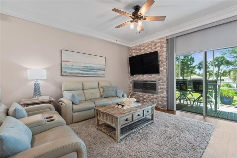 Townhouse in Palm Coast, Florida 3 bedrooms, 199.65 sq.m. № 2149175 - photo 13