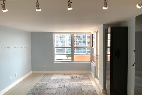 Condominio en venta en Miami Beach, Florida, 1 dormitorio, 74.04 m2 № 2075260 - foto 11