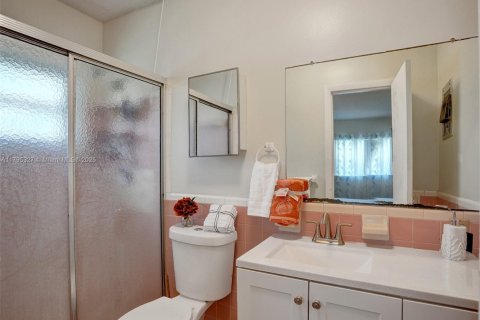 House in Lauderdale Lakes, Florida 2 bedrooms, 121.14 sq.m. № 1860887 - photo 9