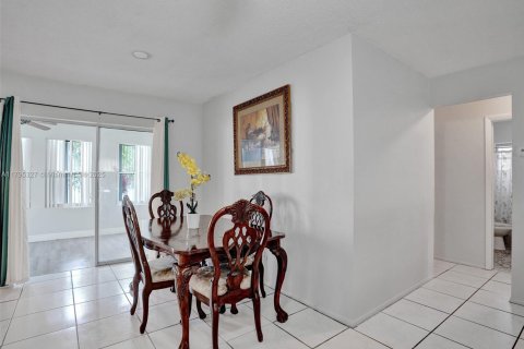 House in Lauderdale Lakes, Florida 2 bedrooms, 121.14 sq.m. № 1860887 - photo 3