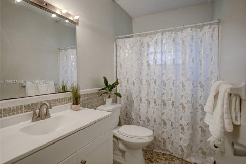 House in Lauderdale Lakes, Florida 2 bedrooms, 121.14 sq.m. № 1860887 - photo 12