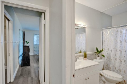 House in Lauderdale Lakes, Florida 2 bedrooms, 121.14 sq.m. № 1860887 - photo 13