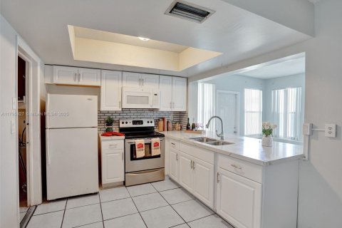 House in Lauderdale Lakes, Florida 2 bedrooms, 121.14 sq.m. № 1860887 - photo 5