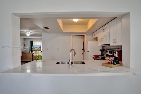 House in Lauderdale Lakes, Florida 2 bedrooms, 121.14 sq.m. № 1860887 - photo 6