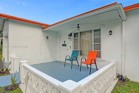 House in Lauderdale Lakes, Florida 2 bedrooms, 121.14 sq.m. № 1860887 - photo 2