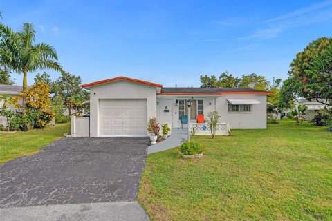 House in Lauderdale Lakes, Florida 2 bedrooms, 121.14 sq.m. № 1860887 - photo 1