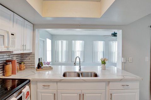 House in Lauderdale Lakes, Florida 2 bedrooms, 121.14 sq.m. № 1860887 - photo 4