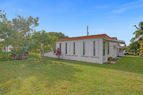 House in Lauderdale Lakes, Florida 2 bedrooms, 121.14 sq.m. № 1860887 - photo 15