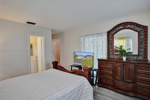 House in Lauderdale Lakes, Florida 2 bedrooms, 121.14 sq.m. № 1860887 - photo 10