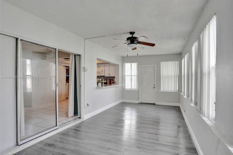 House in Lauderdale Lakes, Florida 2 bedrooms, 121.14 sq.m. № 1860887 - photo 7
