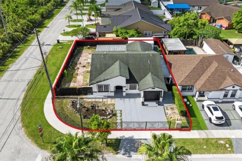 House in Miami, Florida 3 bedrooms, 138.15 sq.m. № 1875521 - photo 3