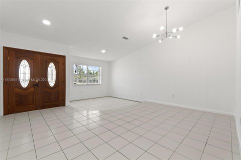 House in Miami, Florida 3 bedrooms, 138.15 sq.m. № 1875521 - photo 12