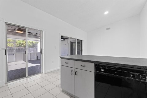 House in Miami, Florida 3 bedrooms, 138.15 sq.m. № 1875521 - photo 10