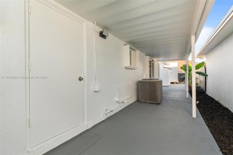 House in Miami, Florida 3 bedrooms, 138.15 sq.m. № 1875521 - photo 30