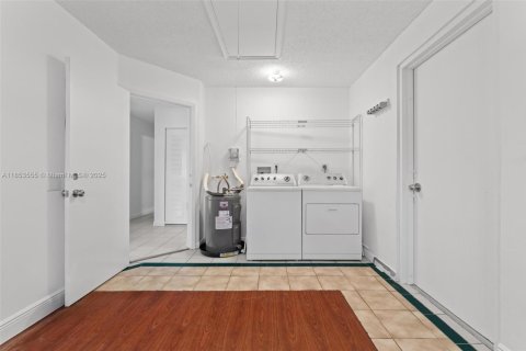 House in Miami, Florida 3 bedrooms, 138.15 sq.m. № 1875521 - photo 27