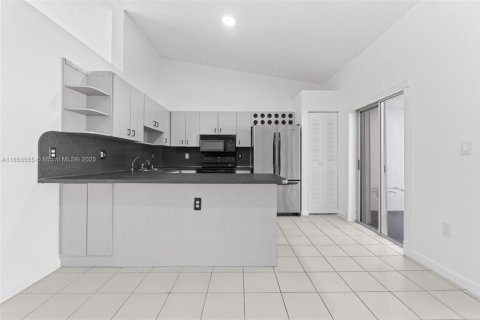 House in Miami, Florida 3 bedrooms, 138.15 sq.m. № 1875521 - photo 8