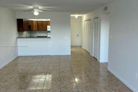 Copropriété à louer à Hialeah, Floride: 2 chambres, 96.15 m2 № 1951855 - photo 3