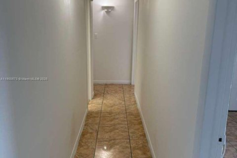 Copropriété à louer à Hialeah, Floride: 2 chambres, 96.15 m2 № 1951855 - photo 6