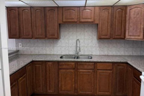 Copropriété à louer à Hialeah, Floride: 2 chambres, 96.15 m2 № 1951855 - photo 2