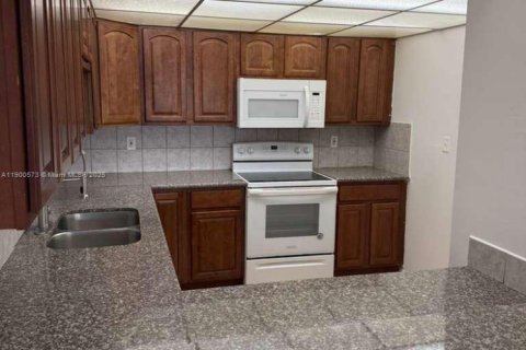 Copropriété à louer à Hialeah, Floride: 2 chambres, 96.15 m2 № 1951855 - photo 1