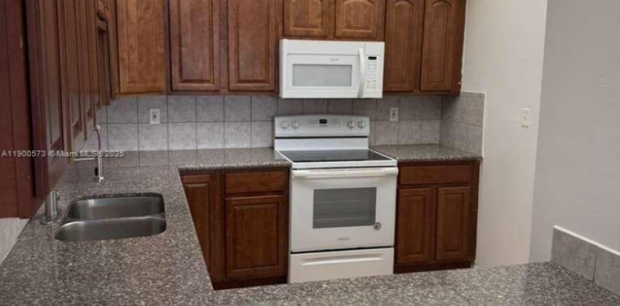 Condo à Hialeah, Floride, 2 chambres  № 1951855