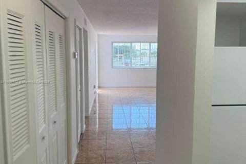 Copropriété à louer à Hialeah, Floride: 2 chambres, 96.15 m2 № 1951855 - photo 4