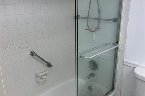 Condo in Coconut Creek, Florida, 3 bedrooms № 2051705 - photo 13