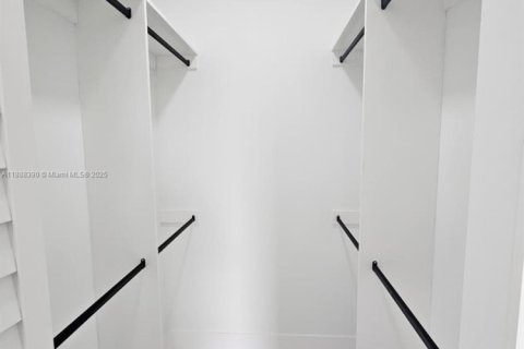 House in Lehigh Acres, Florida 3 bedrooms № 2021289 - photo 12