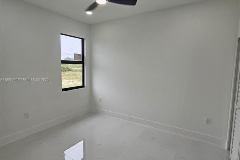 House in Lehigh Acres, Florida 3 bedrooms № 2021289 - photo 11